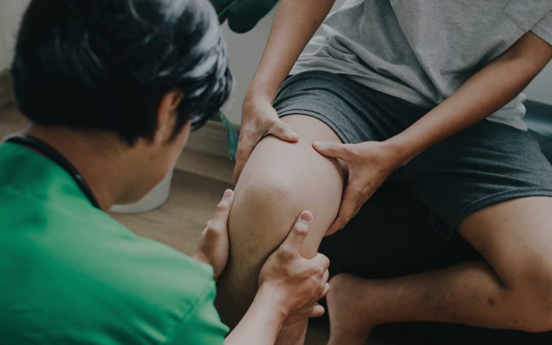 Hoe kan een fysiotherapeut helpen bij het herstellen van een gebroken knie?
