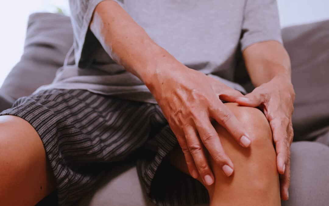 Hoe kan een fysiotherapeut helpen bij klachten door artritis in de knie